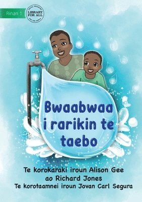 bokomslag Papa at the Tap - Bwaabwaa i rarikin te taebo (Te Kiribati)