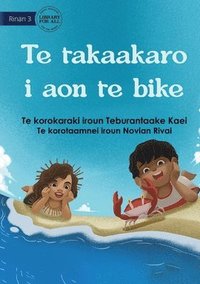 bokomslag Playing at the Beach - Te takaakaro i aon te bike (Te Kiribati)