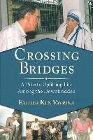 Father Ken Vavrina - Crossing Bridges: A Priest's Uplifting Life Among the Downtrodden, Häftad