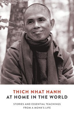 Thich Nhat Hanh - At Home in the World: Stories and Essential Teachings from a Monk's Life, Häftad