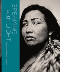 bokomslag Speaking with Light: Contemporary Indigenous Photography