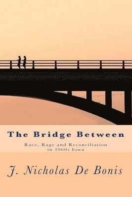 bokomslag The Bridge Between: Race, Rage and Reconciliation in 1960s Iowa