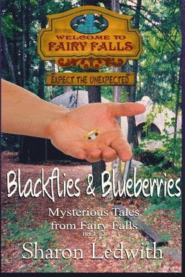 bokomslag Blackflies and Blueberries (Mysterious Tales from Fairy Falls, Book #2)