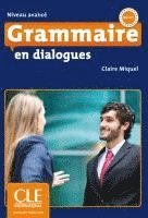 bokomslag Grammaire en dialogues - Niveau avancé. Buch + Audio-CD + Corrigés