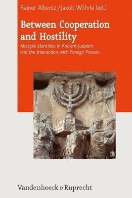 Rainer Albertz, Jakob Wohrle - Between Cooperation and Hostility: Multiple Identities in Ancient Judaism and the Interaction with Foreign Powers, Inbunden