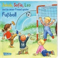 bokomslag Jakob, Sofie, Leo und ihr neuer Freund spielen Fußball
