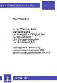 bokomslag In Der Warteschleife - Zur Bedeutung Der Integrationsfaehigkeit Bei Der Bewaeltigung Von Berufsunsicherheit Und Arbeitslosigkeit