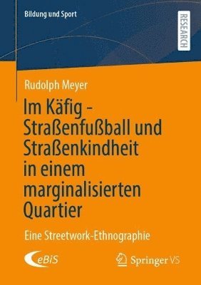 bokomslag Im Käfig - Straßenfußball und Straßenkindheit in einem marginalisierten Quartier