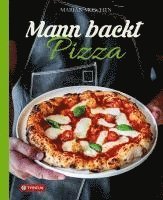 Mann backt Pizza 1