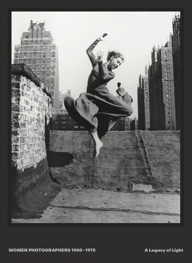 Berenice Abbott, Tess Taylor, Carla Williams, Helen Ennis, Meg Slater, Claude Cahun, Yuri Yamada, Ania Walwicz, Vanessa Proctor, Mary Ruefle, Maria Quirk, Susan van Wyk - Women Photographers 1900 – 1975, Inbunden