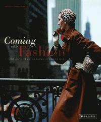 bokomslag Coming Into Fashion: A Century of Photography at Conde Nast