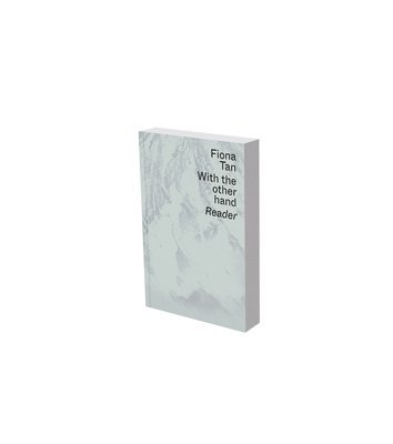 Okwui Enwezor, Saskia Bos, Doris Von Drathen, Adrian Searle, Fiona Tan, John Berger, Lynne Cooke, Gilda Williams - Fiona Tan: With the Other Hand, Häftad