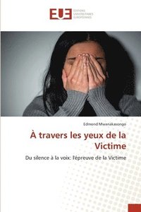 bokomslag À travers les yeux de la Victime