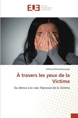 bokomslag À travers les yeux de la Victime