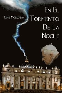 bokomslag En El Tormento de la Noche: El Secreto de la Renuncia de Benedicto XVI