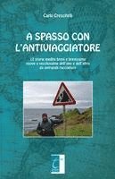 bokomslag A Spasso Con l'Antiviaggiatore: 12 storie inedite brevi e brevissime nuove e vecchissime dell'uno e dell'altro da entrambi raccontate