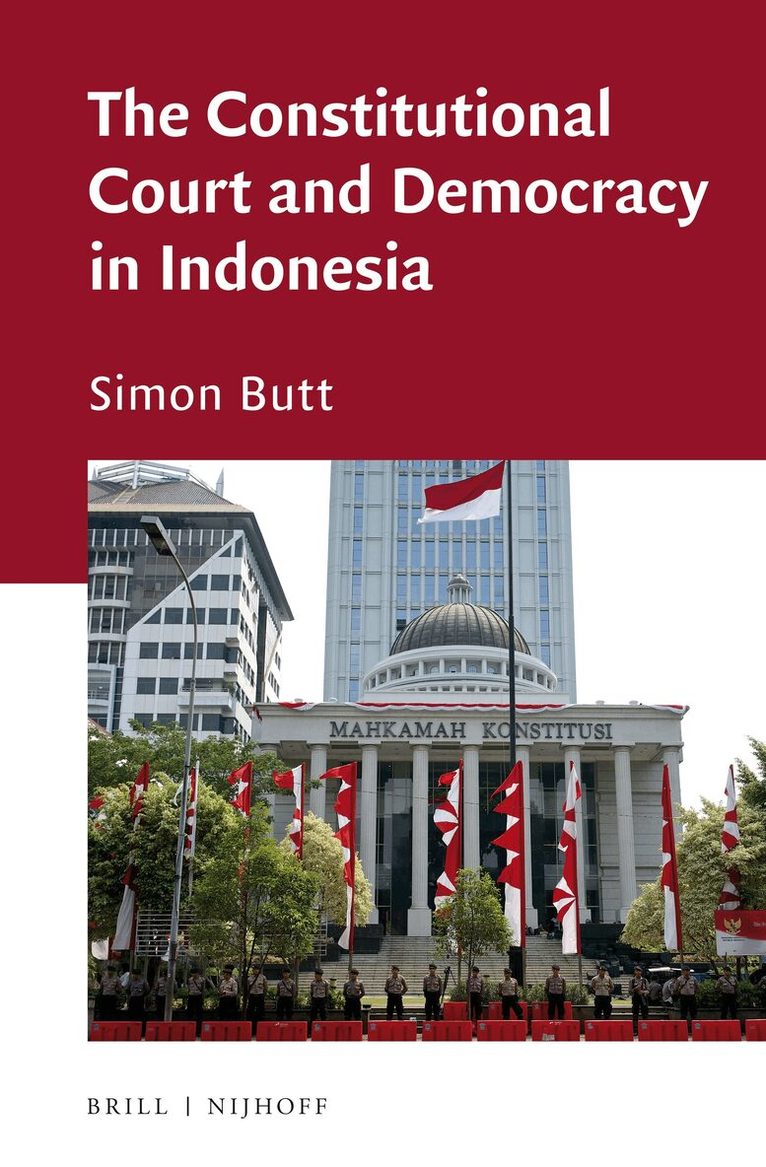 Simon Butt - Constitutional Court and Democracy in Indonesia, Inbunden