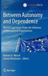 bokomslag Between Autonomy and Dependence