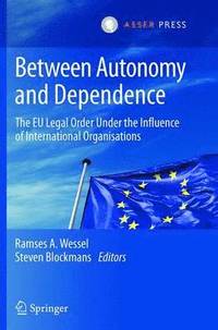 bokomslag Between Autonomy and Dependence