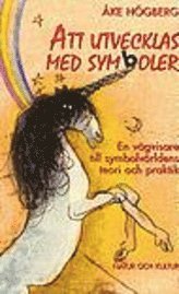 Åke Högberg - Att utvecklas med symboler : En vägvisare i symbolvärldens teori och praktik, Kartonnage