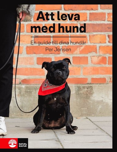 bokomslag Att leva med hund : en guide till dina hundår