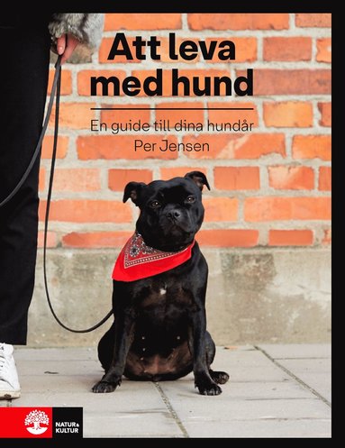 bokomslag Att leva med hund : en guide till dina hundår