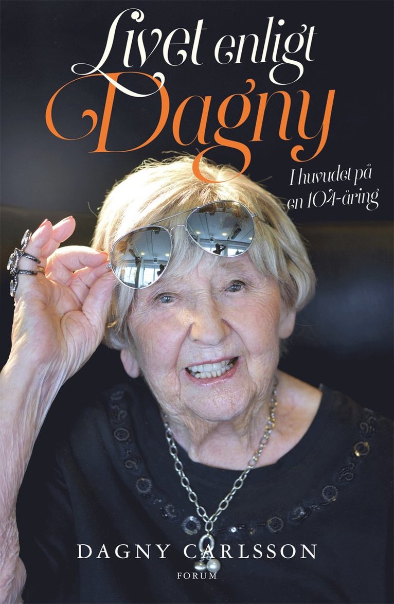 Dagny Carlsson, Helen Bjurberg - Livet enligt Dagny : i huvudet på en 104-åring, Inbunden