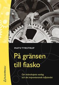 bokomslag På gränsen till fiasko : om ledarskapets vardag och det improviserande inflytandet