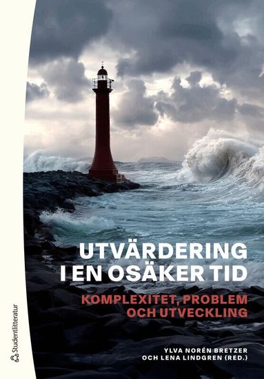 Ylva Norén Bretzer, Lena Lindgren, Therese Bjärstig, Markus Burman, Verner Denvall, Mats Fred, Hanna Gyllensten, Ann-Sofie Isaksson, Anders Ivarsson Westerberg, Anna Johansson, Jonna Källström Böresson, Kettil Nordesjö, Jan Olsson, Anna Petersén, Kalle Pettersson, Kajsa Rosén, Johan Rosquist, Seth Sander, Evert Vedung, Nikolai Weissert, Olov Wolf-Watz - Utvärdering i en osäker tid : komplexitet, problem och utveckling, Häftad