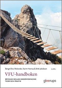 bokomslag VFU-handboken : bryggan mellan undervisningens teori och praktik