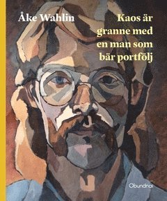 Kaos är granne med en man som bär portfölj