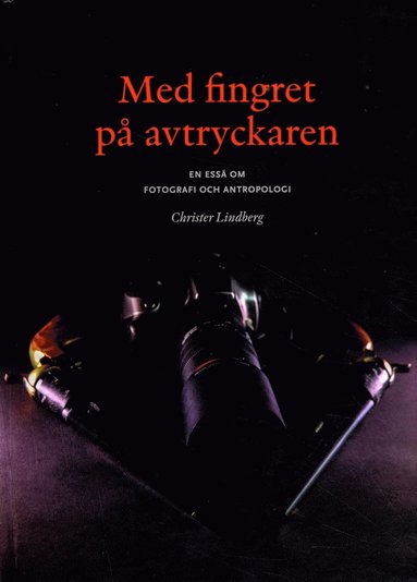 bokomslag Med fingret på avtryckaren : en essä om fotografi och antropologi