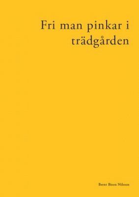 Fri man pinkar i trädgården