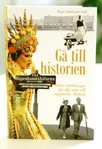 Åsa Andersson, Peter Aronsson, Fredrik Björk, Lars Berggren, Mats Greiff, Anna Holmberg, Rune Jönsson, Göran Larsson, Bodil Liljefors Persson, Johan Lundin, Petra Metz, Anders Reisnert, Anna Sundman Marknäs, Anette Tingström, Tyke Tykesson - Gå till historien. Tolv vandringar för dig som vill upptäcka Malmö., Inbunden