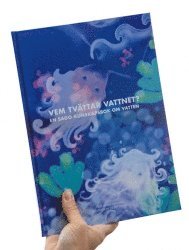 Anna Vestling - Vem tvättar vattnet? : en sago-kunskapsbok om vatten, Inbunden