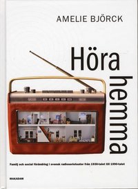 bokomslag Höra hemma : familj och social förändring i svensk radioserieteater från 1930-talet till 1990-talet