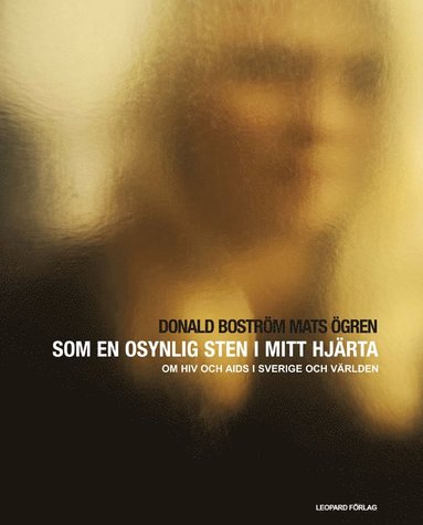 bokomslag Som en osynlig sten i mitt hjärta : en bok om HIV och Aids i Sverige och världen