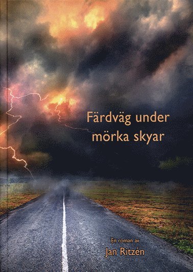 Färdväg under mörka skyar