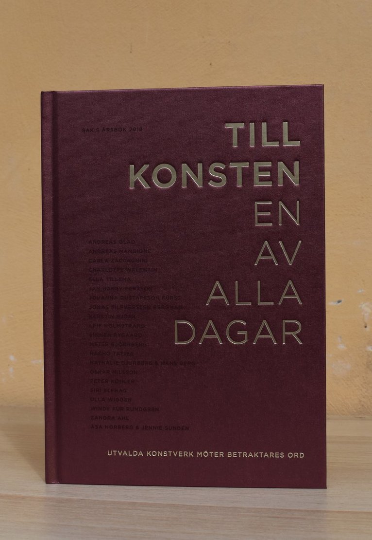 John Peter Nilsson, Zandra Ahl, Aglert Kajsa, Thomas Elovsson, Jennie Fahlström, Anna Hesselbom, Jan Hietala, Sara Kristoffersson, Jonas Liveröd, Gabriela López, Carl Magnus, Silva Malmsten, Annika Marusarz, Khashayar Naderehvandi, Joanna Persman, Bella Rune, Richard Sollman, David Väyrynen, Elin Wikström - Till konsten - en av alla dagar : utvalda konstverk möter betraktares ord, Inbunden