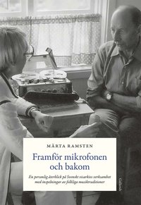 bokomslag Framför mikrofonen och bakom : en personlig återblick på Svenskt visarkivs verksamhet med inspelningar av folkliga musiktraditioner