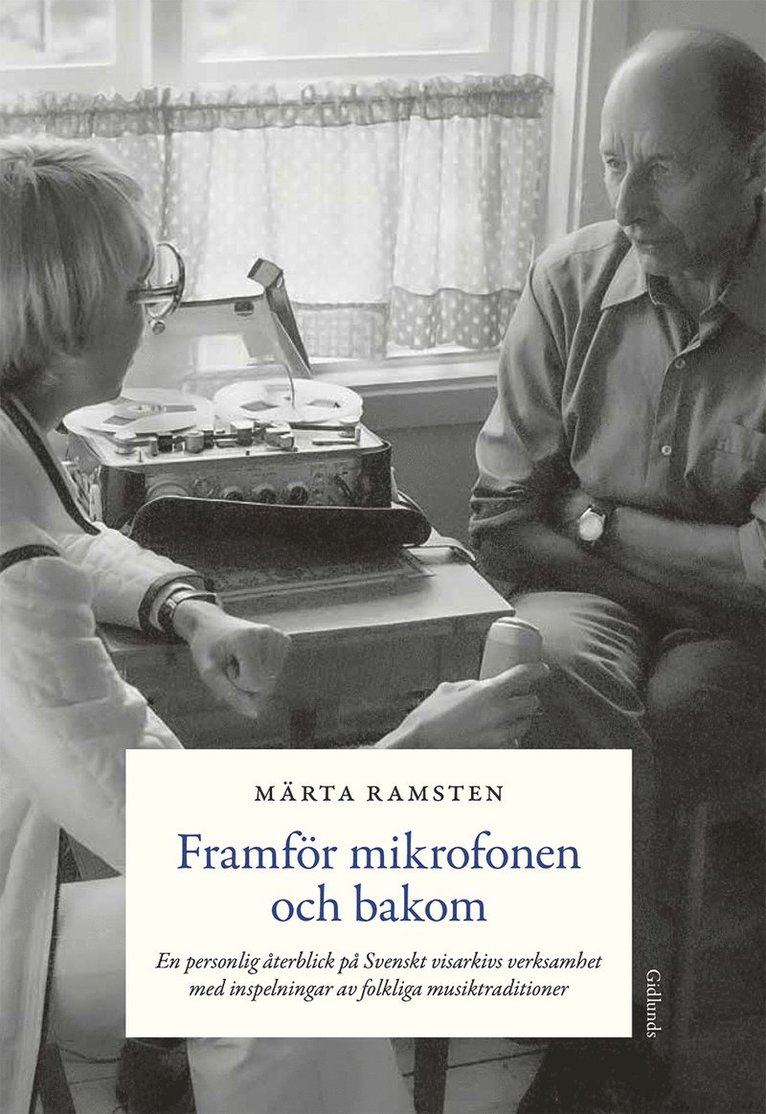 Märta Ramsten - Framför mikrofonen och bakom : en personlig återblick på Svenskt visarkivs verksamhet med inspelningar av folkliga musiktraditioner, Häftad