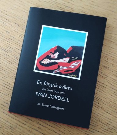bokomslag En färgrik svärta : en liten bok om Ivan Jordell