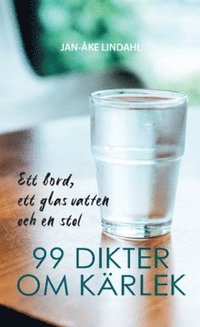 bokomslag Ett bord, ett glas vatten  och en st¿ol : 99 dikter om kärlek