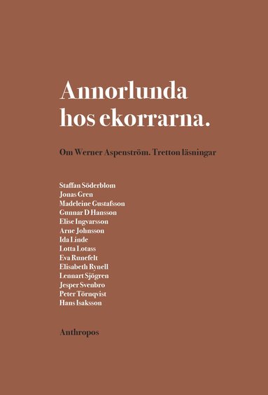 Staffan Söderblom, Jonas Gren, Madeleine Gustafsson, Gunnar D. Hansson, Elise Ingvarsson, Arne Johnsson, Ida Linde, Lotta Lotass, Eva Runefelt, Elisabeth Rynell, Lennart Sjögren, Jesper Svenbro, Peter Törnqvist, Hans Isaksson - Annorlunda hos ekorrarna : om Werner Aspenström - tretton läsningar, Häftad