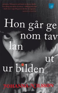 bokomslag Hon går genom tavlan ut ur bilden