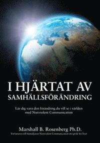 bokomslag I hjärtat av samhällsförändring : lär dig vara den förändring du vill se i världen med Nonviolent Communication