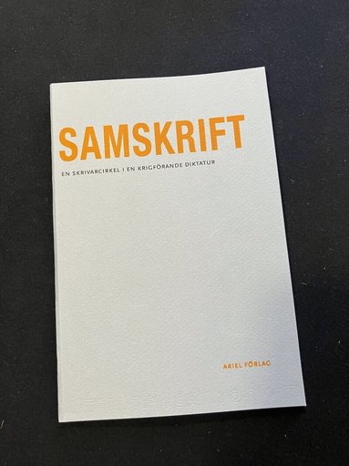 Samskrift : en skrivarcirkel i en krigförande diktatur, Häftad