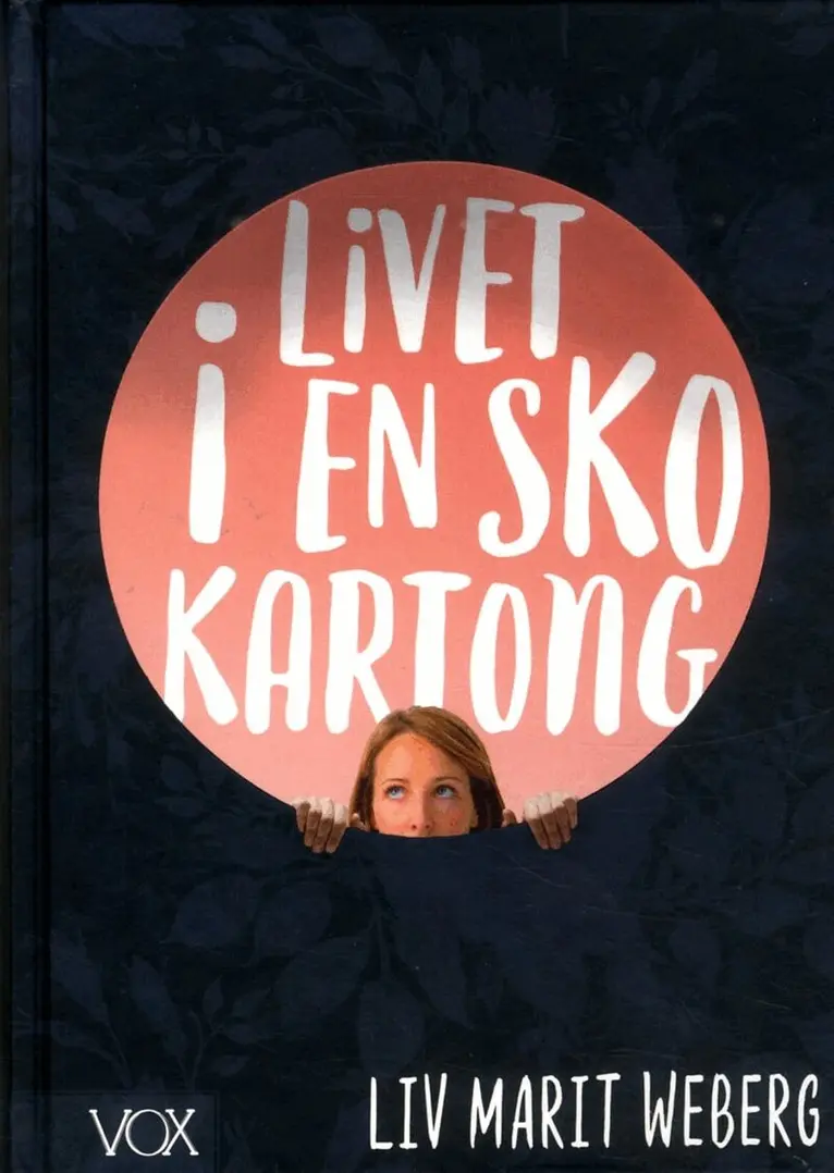 Liv Marit Weberg - Livet i en skokartong, Kartonnage. Tillgänglighet: Lägg i varukorg