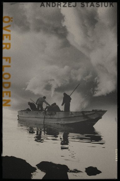 Andrzej Stasiuk - Över floden, Inbunden