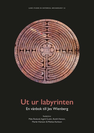 Torbjörn Ahlström, Anders Andrén, Rainer Atzbach, Ing-Marie Back Danielsson, Herman Bengtsson, Johanna Bergqvist Rydén, Thomas Bertelsen, Jan Brendalsmo, Peter Carelli, Axel Christophersen, Gunilla Gardelin, Henrik Gerding, Poul Grinder-Hansen, Ingrid Gustin, Kenth Hansen, Martin Hansson, Ted Hesselbom, Anna Lihammer, Erik Johansson, Mattias Karlsson, Ulla Kjaer, Henrik Klackenberg, Jan Kockum, Hans Krongaard Kristiansen, Per Kristian Madsen, Anders Christian Christensen, Karl-Magnus Melin, Orla Hylleberg Eriksen, Mats Mogren, Jonas Monié Nordin, Magdalena Naum, Henriette Rensbro, Jens Christian Moesgaard, Else Roesdahl, Paavo Roos, Mats Roslund, Brit Solli, Mette Svart Kristiansen, Eva Svensson, Göran Tagesson, Jens Vellev, Thomas Wallerström, Sara Williamsson, Anders Ödman - Ut ur labyrinten, Inbunden